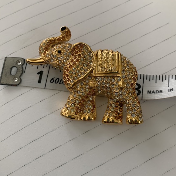 Intriguing Vintage Elephant Brooch - Picture 5 of 7